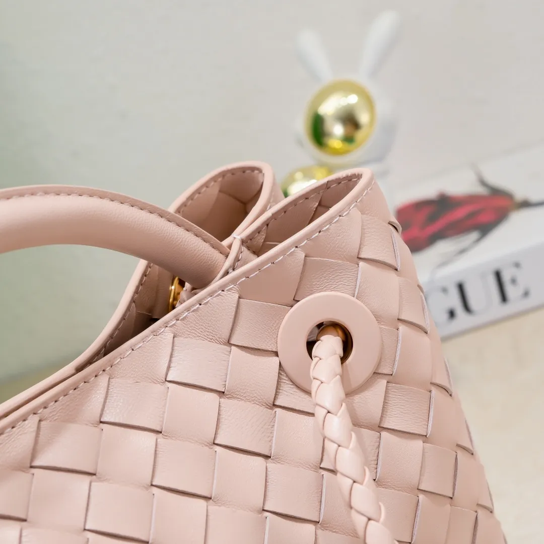 Batch 1860 B's 2023 spring and summer new model continues the brand's woven style with detailed metal knot switch buckles. This time, the shoulder straps are also made into tube weaves, showing different craftsmanship. The carrying method is versatile to create more different looks. Intrecciato woven leather small handbag, equipped with sliding crossbody strap. Internal compartments, including 1 zipper pocket and 2 open pockets with magnetic buckle closure. Size: 25*20*10cm, model: 7463#